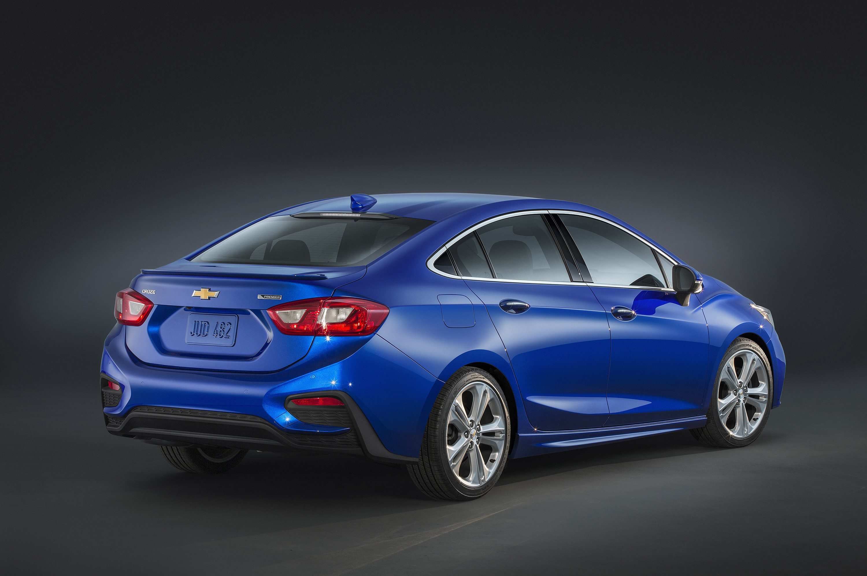 2016-chevrolet-cruze-rear-3-4-consumer-press