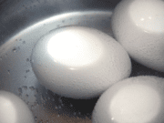 How To Make Easy-To-Peel Hard Boiled Eggs