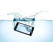 Sony Xperia ZR – Able To Shoot Pics Underwater… But Not Too Deep!